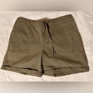 Como Vintage women’s small camo olive green shorts NWT for work or play